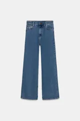 Jeans de tiro alto con diseño wide leg y largo completo. Presenta cintura con trabillas, cinco bolsillos clásicos y cierre frontal con cremallera y botón.