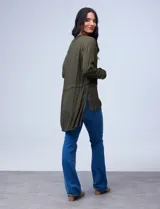 Blusa color ladrillo de crepe marca Cupio, con cuello a la base, escote en V y abertura con botones. Manga larga de largo regulable con presilla y botón. Largo de espalda mayor al largo delantero.