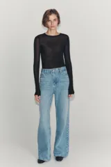 Jeans de tiro bajo y pernera flare, confeccionados en denim de algodón con efecto lavado claro. Presenta diseño clásico de cinco bolsillos, trabillas para cinturón y cierre frontal con cremallera y botón metálico.