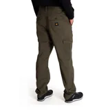 Pantalón cargo de corte recto en color verde oliva, con bolsillos laterales tipo sobre, bolsillos traseros con solapa y bolsillos cargo utilitarios en las piernas. Cuenta con cierre de cremallera y botón.