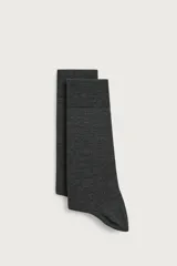 Par de calcetines de lana color gris oscuro, con acabado en rib elástico.