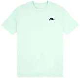 Remera Nike de manga corta y cuello redondo en color verde menta, con el logo bordado en negro en el lado izquierdo del pecho.