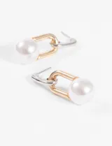 Aros colgantes con gancho plateado y dije de perla blanca.