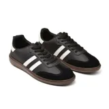 Championes Adidas Samba blancos con las tres tiras laterales negras, puntera de gamuza gris y suela marrón.