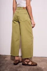 Pantalón jean color ladrillo, de corte ancho y tiro medio.