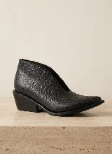 Botín de cuero vacuno con textura de reptil, diseño de corte bajo con abertura lateral en forma de V y taco cuadrado de madera.