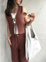 Chaleco marrón de lino liviano con bordado en la terminación y ajuste con lazo al frente.