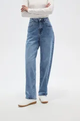 Pantalon jean de corte recto y tiro medio, con diseño clásico de cinco bolsillos y cierre frontal con botón y cremallera.