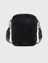 Bandolera pequeña de tela denim negra con efecto desgastado, con múltiples bolsillos frontales y cierre superior de cremallera. Incluye correa ajustable de tela tejida en tono verde oliva/marrón.