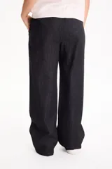 Jean amplio y liviano de color negro, corte wide leg con cintura elastizada y cordón ajustable.