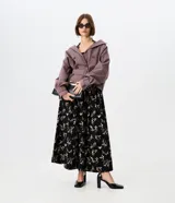 Campera corta tipo trench de la marca Cortelle, en color malva, con diseño cruzado de doble abotonadura, solapas amplias, mangas abullonadas con puños ajustables y cinturón para atar en la cintura.