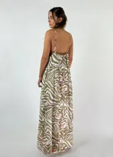 Vestido largo con estampado animal print en tonos marrón, blanco y verde. Tiene breteles finos y escote recto con fruncido.
