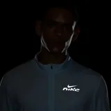 Campera de running Nike Pacer Flash celeste con cierre parcial, mangas largas y logo reflectivo en el pecho. Ideal para entrenamiento en condiciones variables.