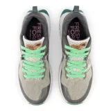 Championes de trail running New Balance Fresh Foam X Hierro v7 para mujer. Capellada de malla color gris con detalles en verde agua y verde claro. Suela Vibram Megagrip blanca con detalles en verde agua.