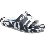 Sandalias Crocs Classic Slide con efecto jaspeado en blanco y negro.