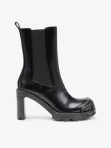 Bota Chelsea negra de cuero con tacón alto y suela gruesa dentada. Presenta un protector de puntera Oval D en poliuretano termoplástico.