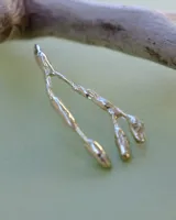 Aros colgantes con diseño orgánico inspirado en corales naturales, con acabado metálico brillante y cierre de perno con mariposa.