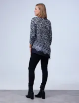 Buzo de tejido soft estampado animal print en tonos blanco, negro y gris, con ruedo asimétrico y mangas tres cuartos.