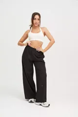 Pantalón negro super amplio de tela ultra liviana y elastizada con cintura elastizada.