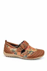 Zapato bajo de cuero color marrón, con diseño combinado de cuero liso y paneles laterales con estampado floreado, ajuste mediante tira con hebilla lateral y suela de goma.