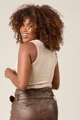 Musculosa blanca de punto acanalado con cuello redondo.