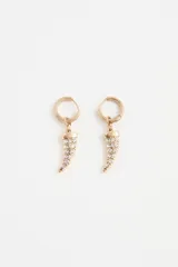 Aro tipo argolla dorada con dije colgante en forma de cuerno, adornado con strass.