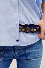 Camisa de manga corta celeste con rayas finas blancas, cuello camisero, cierre frontal con botones y corte amplio.