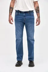 Jean de corte slim, con diseño de cinco bolsillos y cierre frontal con botón y cremallera.