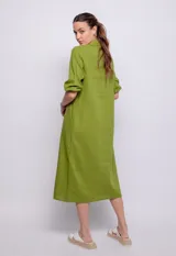 Vestido largo negro de lino y viscosa, abotonado al frente con alforzas en la parte central, mangas largas con elástico en los puños y cuello camisero.