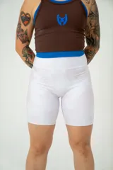 Calza biker deportiva de tiro alto, color blanco con estampado difuminado.