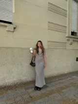 Vestido largo ajustado a rayas horizontales blancas y negras, con breteles finos.