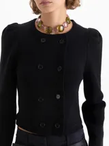 Saco tipo cardigan corto de tejido de punto, con cuello redondo, mangas largas con hombros ligeramente abullonados y cierre frontal cruzado con botones.