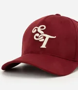 Gorra masculina de color bordó, confeccionada en tejido texturizado tipo gamuza, con visera curva, regulador y bordado frontal en lettering blanco.