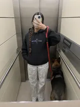 Canguro negro con capucha y bolsillo tipo canguro, confeccionado con felpa suave premium. En la espalda presenta una estampa temática con un esqueleto dentro de un ataúd y las leyendas "Wake Up" y "Kaboa Industries".