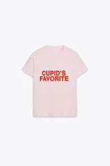 Camiseta de cuello redondo y manga corta, color rosado, con estampado de texto en color rojo en la parte frontal.