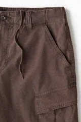 Bermuda cargo marrón de ripstop de algodón, con bolsillos laterales con solapa y cierre de botón.