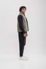 Chaleco puffer negro con cierre frontal y cuello alto.