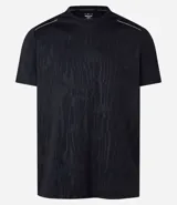 Remera deportiva de hombre con tecnología Dry, cuello redondo y mangas cortas. Presenta un diseño con estampa sutil tipo heat print y detalles de líneas en los hombros.