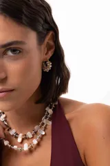 Aro tipo argolla de acero quirúrgico con mostacillas entrelazadas alrededor, de diseño delicado y liviano.