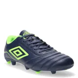 Championes de fútbol Umbro modelo Classico III HG, color azul marino con detalles en verde neón. Presentan un diseño con costuras en la puntera para mayor control, cierre con cordones y suela con tapones para terreno firme.