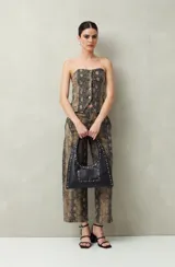 Top strapless con estampado animal print de serpiente en tonos beige y negro, calce al cuerpo, frente con botones metálicos y ruedo en punta.