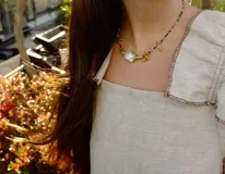 Vestido largo color cemento confeccionado en lino 100%, con terminación en overlock color chocolate y espalda regulable.