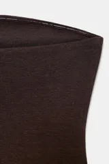 Top corto tipo bandeau color marrón oscuro, con escote recto y corte ajustado al cuerpo.