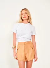 Remera blanca de algodón con apliques dorados.