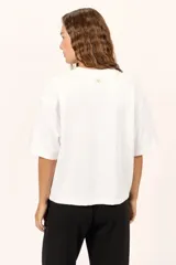 Remera Billabong modelo Surf High Boxy Tee, color blanco, de corte holgado, mangas cortas y cuello redondo. Presenta un pequeño estampado frontal centrado.