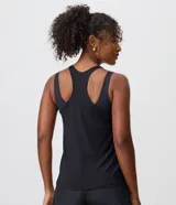 Musculosa deportiva de microfibra perforada en color menta, con escote alto, diseño de espalda nadadora y corte holgado.