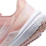 Championes de running Nike Air Winflo 9, color gris oscuro con detalles en cobre y plateado. Presentan diseño aerodinámico con logo lateral metalizado, entresuela blanca amortiguada y suela con relieve para mayor tracción.