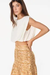 Top cropped satinado de color blanco, sin mangas, con hombros marcados y drapeado frontal.
