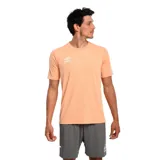 Remera deportiva Umbro de manga corta y cuello redondo, confeccionada en tejido técnico de alto rendimiento. Presenta un diseño liso en color coral con el logo de la marca estampado en contraste en el pecho.