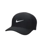 Gorra deportiva negra de poliéster con tecnología Dri-FIT, logo de Nike bordado en blanco y ventilación Featherlight. Ajuste de profundidad media.